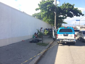 Corpo da vítima estava no local por volta das 16h30 (Foto: Matheus Rodrigues/G1)