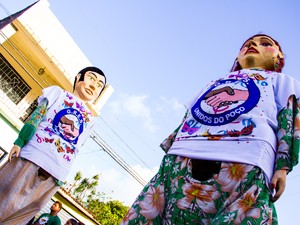 Os dois bonecos gigantes da Unidos do Poço chamaram a atenção dos moradores do bairro. (Foto: Jonathan Lins/G1)
