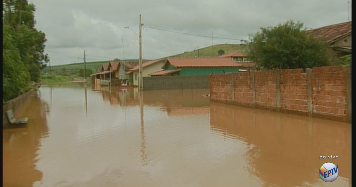 G1 Ribeirão Santana Transborda E Alaga Ruas Em Santana Da Vargem Mg Notícias Em Sul De Minas 