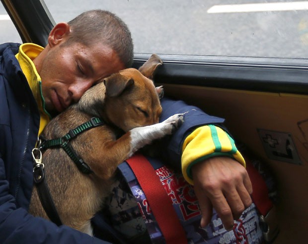 Um passageiro e seu cão de estimação foram fotografados dormindo juntos em um bonde no centro de Budapeste, na Hungria. (Foto: Laszlo Balogh/Reuters)