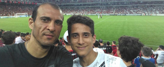 Luisinho Neto e seu filho em partida de futebol (Foto: Arquivo pessoal )