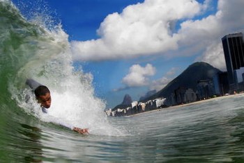 Surfe de peito, o esporte que faz do corpo uma prancha