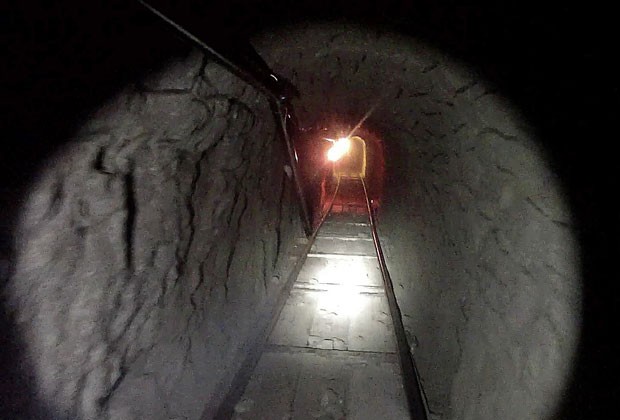 Foto mostra túnel usado para tráfico de drogas entre Tijuana, no México, e San Diego, nos Estados Unidos (Foto: Policía de Imigracão e Aduanas dos Estados Unidos/AP	)