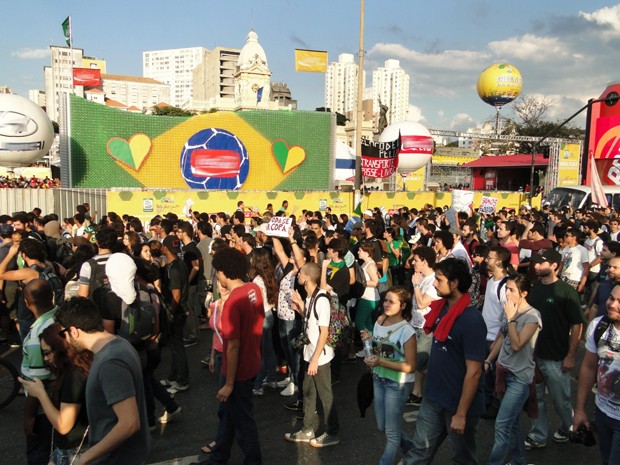 Manifestantes chegam à Praça da Estação, no Centro de Belo Horizonte. (Foto: Humberto Trajano/G1)
