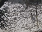 Após tempestade, ondas de espuma 'engolem' homem na Austrália