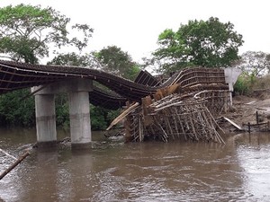 Escoramento de ponte desabou em Paranã (Foto: André Teixeira/Divulgação)