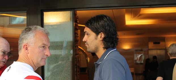 Dorival e Fernandão na frente do Windsor Hotel, no Rio (Foto: Diego Guichard/GLOBOESPORTE.COM)