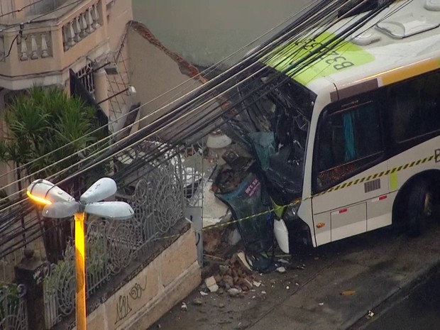 Parte da frente do ônibus e muro de casa ficaram destruídos (Foto: Reprodução/TV Globo)