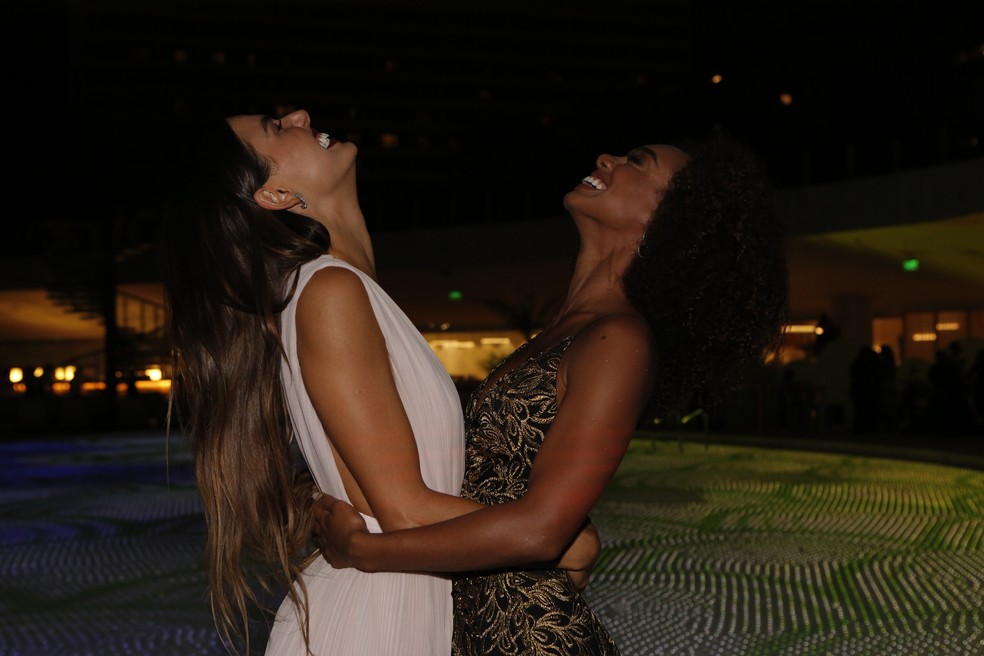 Isis se divertiu ao lado da colega de elenco Dandara Mariana (Foto: Fabio Rocha/Gshow)