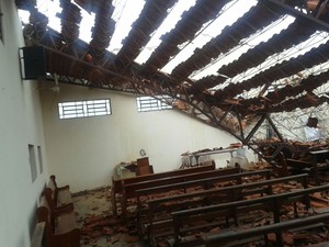 Telhado da capela, que cabe 500 pessoas, desabou (Foto: Divulgação/ Corpo de Bombeiros)
