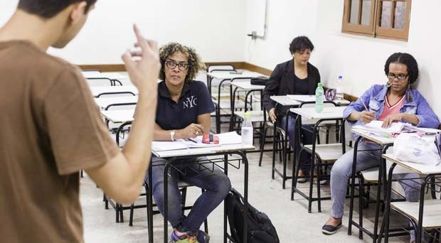 Projeto funciona em sala de escola estadual cedida pelo governo; equipe conta com 12 professores e mais de 30 monitores, todos voluntÃ¡rios (Foto: Bruno Figueiredo/Ãrea de ServiÃ§o)