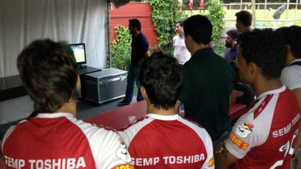 Jogadores do São Paulo veem jogo na TV (Foto: Cleber Akamine)