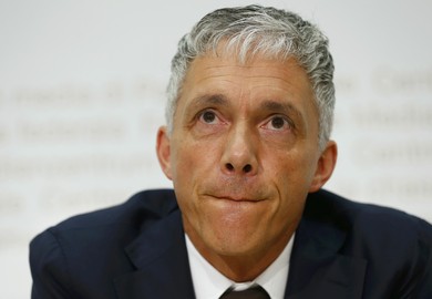 Procurador-geral Michael Lauber dá coletiva de imprensa em Berna sobre escândalos na Fifa (Foto: Reuters)