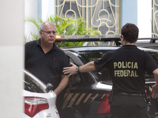 O ex-diretor de serviço da Petrobras, Renato Duque, chega a sede da Polícia Federal no Rio (Foto: Márcia Foletto / Agência O Globo)