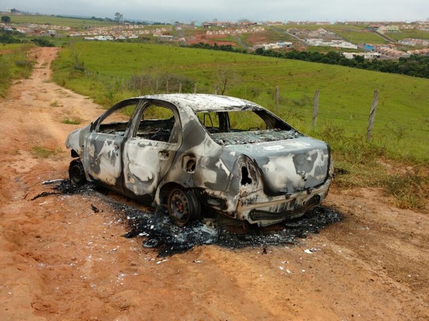 Corpo é encontrado carbonizado dentro de veículo em São Sebastião do Paraíso (Foto: Reprodução / Redes Sociais) Corpo é encontrado carbonizado dentro de veículo em São Sebastião do Paraíso (Foto: Reprodução / Redes Sociais)