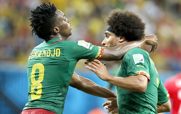 Benjamin Moukandjo e Benoit Assou-Ekotto confusão jogadores Camarões (Foto: EFE)