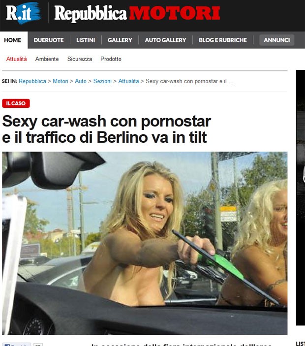 De topless, atrizes pornôs lavaram carros em Berlim. (Foto: Reprodução)