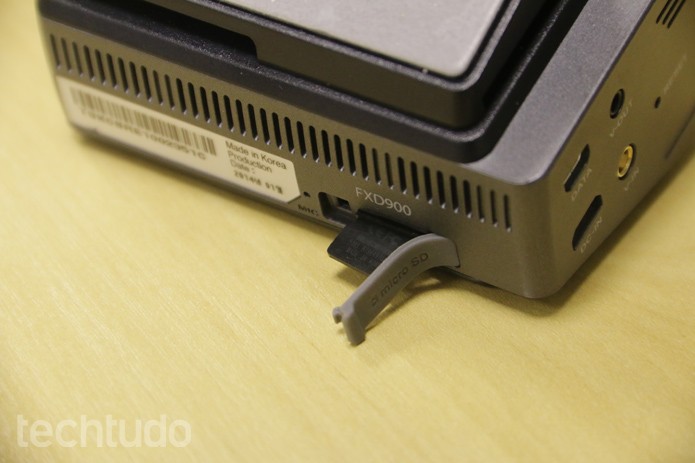 A Thinkware FXD900 conta com um Micro SD de 32 GB (Foto: Lucas Mendes/TechTudo) A Thinkware FXD900 conta com um Micro SD de 32 GB (Foto: Lucas Mendes/TechTudo)