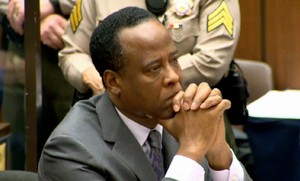 Conrad Murray escuta a sentença de quatro de prisão (Foto: Reuters)