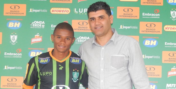 Juninho foi apresentado por Sidiclei Menezes, diretor de futebol do América-MG (Foto: Divulgação/AFC)