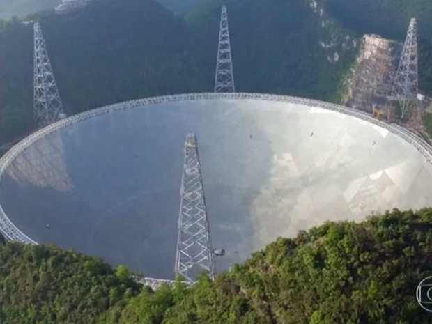 Radiotelescópio chinês tem bacia de 500 metros de diâmetro (Foto: Reprodução / TV Globo)