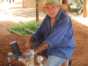 Manoel acreditava que o sistema era difícil, mas logo se adaltou ao bioágua (Foto: Juliane Peixinho/ G1)