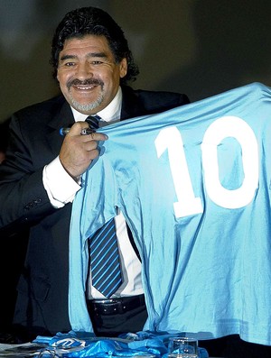 Maradona na Itália com a camisa do Napoli (Foto: EFE)