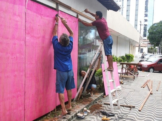 Lojas instalam tapumes para proteger vitrines durante ato em Natal (Foto: Luiz Alberto Fonseca/G1)