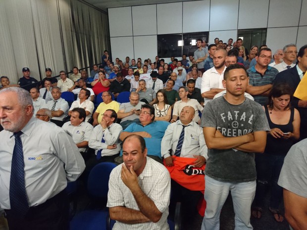 Taxistas acompanhavam discussão sobre aplicativo em Sorocaba (Foto: Mayara Corrêa/ G1) Taxistas acompanhavam discussão sobre aplicativo em Sorocaba (Foto: Mayara Corrêa/ G1)