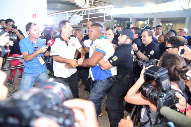 Confusão na apuração das escolas de samba de São Paulo (Foto: Leo Franco / AgNews)