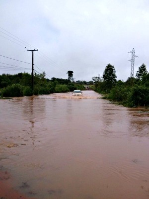 Estradas se transformaram em rios (Foto: Prefeitura de Juína-MT)