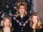 Paris Hilton posta foto antiga em que aparece com a mãe e a irmã