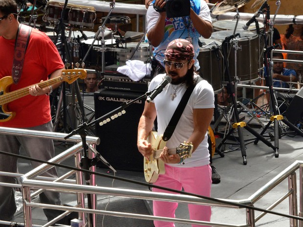 Chiclete com Banana se apresenta na carnaval de Salvador com o bloco Camaleão (Foto: Diogo Macedo/Ag Haack)