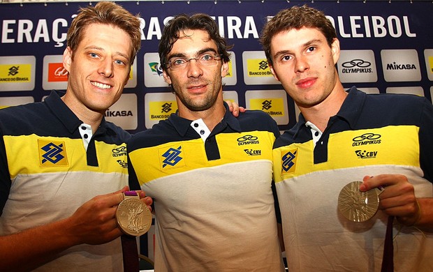 Murilo, Giba e Bruninho na coletiva da seleção de vôlei (Foto: Luiz Pires / VIPCOMM)