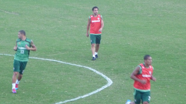 Fred treina entre os reservas (Foto: Marcelo Baltar / Globoesporte.com)