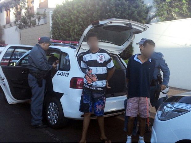 Dez pessoas, entre elas dois menores, foram detidos na manha desta terça-feira (13) em Jaboticabal (SP) (Foto: Reginaldo Coelho)