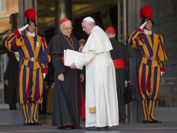 Papa Francisco chega nesta terça-feira (7) à reunião do sínodo com bispos de todo o mundo realizada no Vaticano (Foto: AP Photo/Alessandra Tarantino)