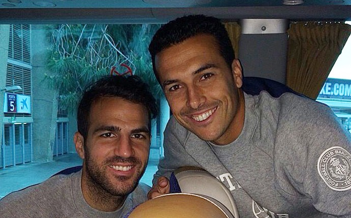 Pedro e Fábregas barcelona no ônibus em Madri (Foto: Reprodução )