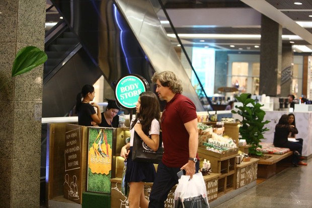 Edson Celulari passeia com a filha Sophia pelo Shopping (Foto: Marcello Sá Barretto/AgNews)