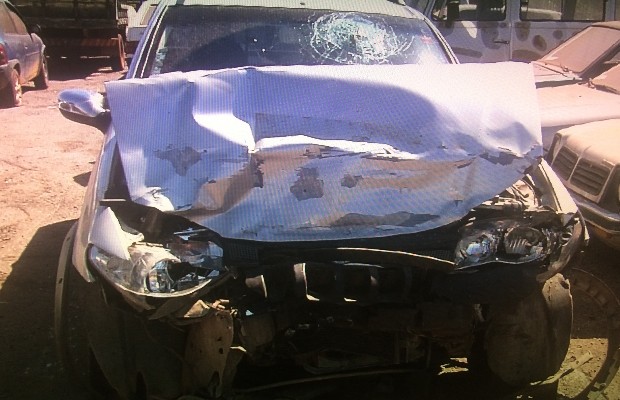 No impacto, carro ficou completamente destruído - Goiânia, Goiás (Foto: Reprodução/TV Anhanguera)