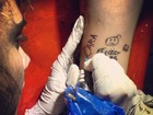 Cara Delevingne tatua seu nome na perna de fã brasileira: 'Segunda vez'