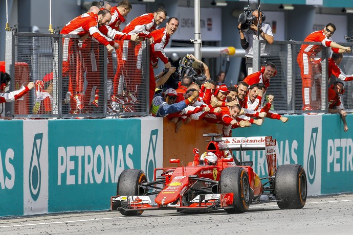 Equipe Ferrari comemora vitória de Sebastian Vettel no GP da Malásia (Foto: EFE)