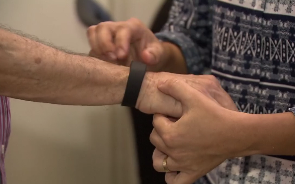 Voluntário experimenta pulseira que permite monitorar níveis de diabetes (Foto: TV Globo/Reprodução)