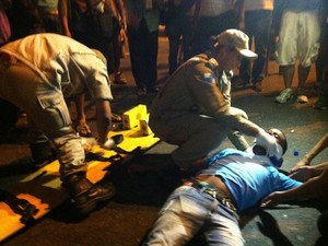 Manifestante ferido é retirado pelo Corpo de Bombeiros (Foto: Daniel Silveira/ G1)