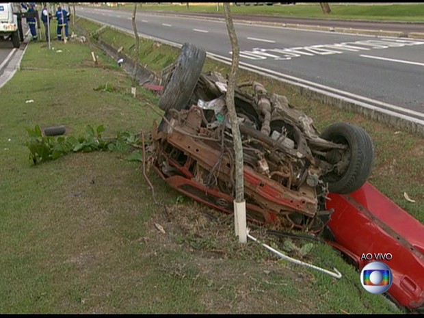 Com impacto, carro se partiu ao meio na Avenida das Américas  (Foto: Reprodução / TV Globo)