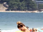 Yasmin Brunet coloca o bronzeado em dia e dá 'ajeitadinha' em praia do Rio