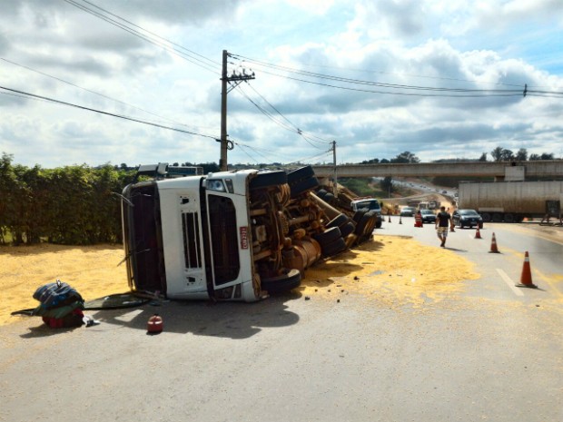 Caminhão tombou na rodovia João Leme dos Santos, em Salto de Pirapora (Foto: Maicon Geretti/TV TEM)