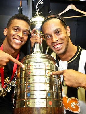Jô e Ronaldinho Gaúcho Atlético-MG festa título Libertadores (Foto: Bruno Cantini / Site Oficial do Atlético-MG)