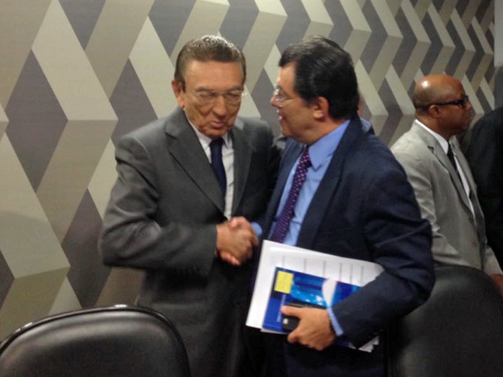 O novo presidente da CCJ do Senado, Edison Lobão (PMDB-MA), é cumprimentado pelo senador Eduardo Braga (PMDB-AM) (Foto: Bianca Marinho/G1)