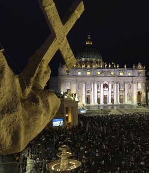 FOTOS: fiéis lotaram Praça São Pedro à espera da fumaça (Alessandro Bianchi/Reuters)